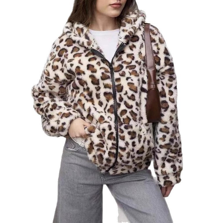 Damen Plüschjacke im modernen Leo-Style mit Kapuze und praktischen Taschen Drune
