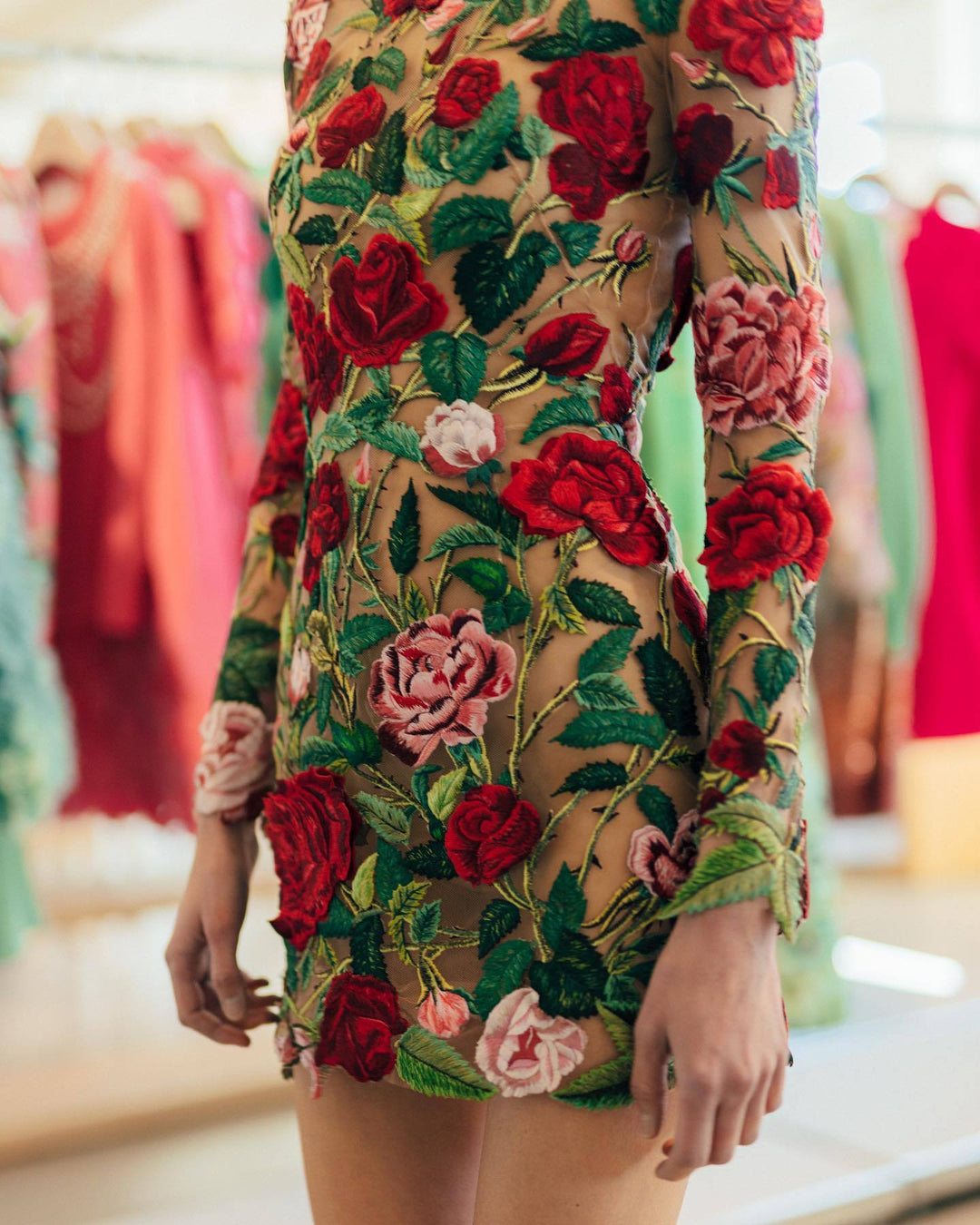 Damen Körpernahes Kleid mit exquisiter handgestickter Rosenapplikation und langen Ärmeln Drune