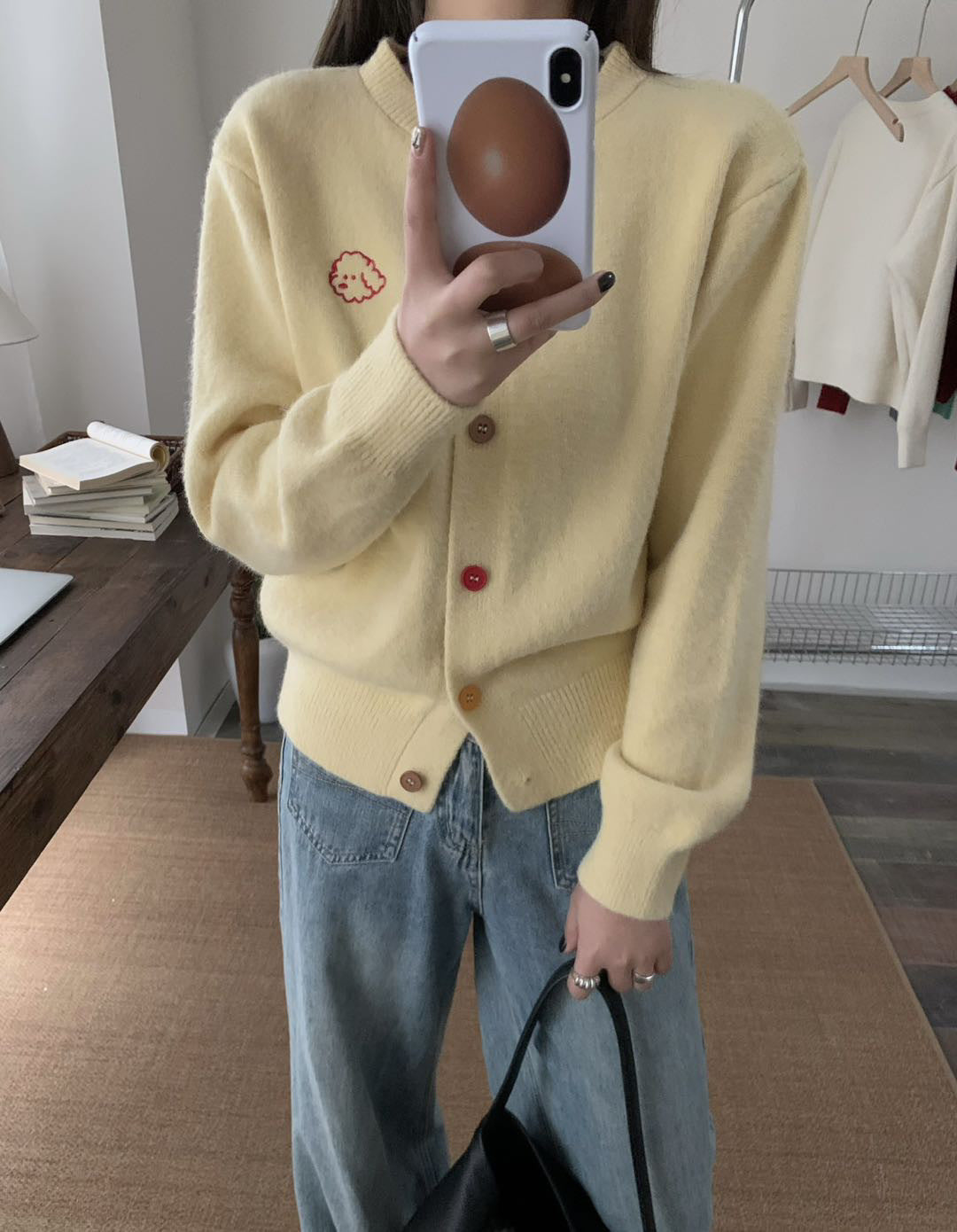 Damen kuschelige Strickjacke mit knöpfbarem Ausschnitt und gesticktem Motiv Drune