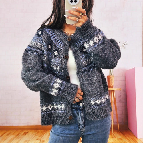 Damen Strickjacke mit buntem nordischen Muster und hochwertigen Holzknöpfen Drune