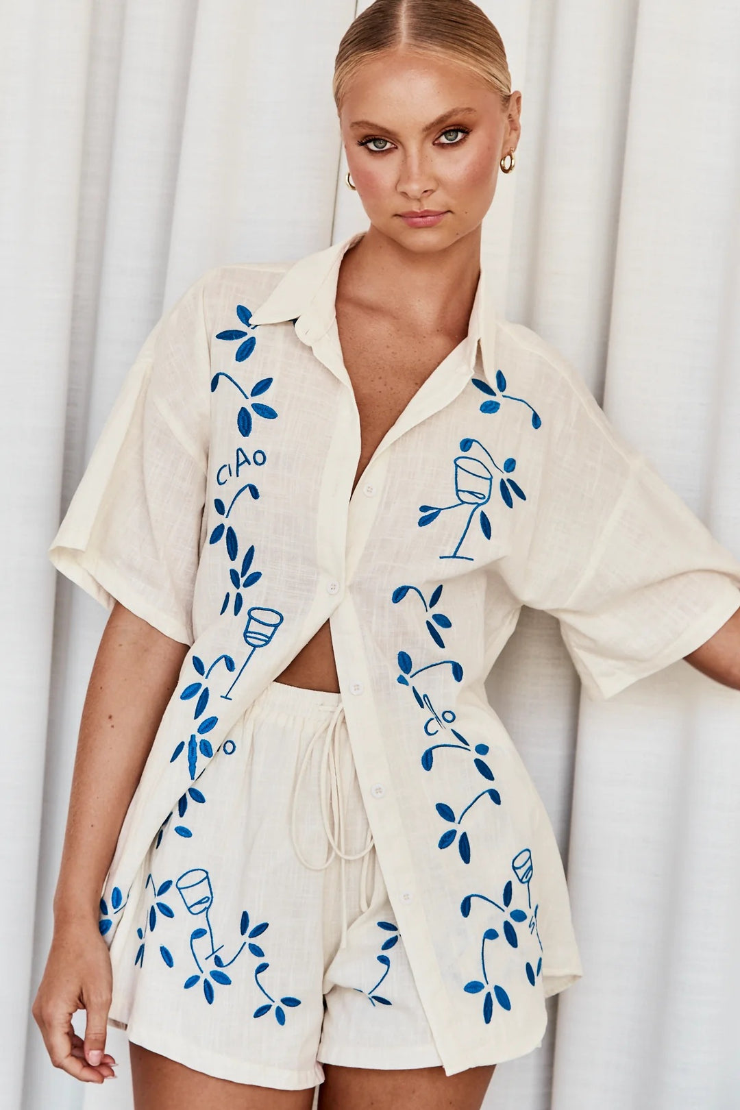 Damen Luftiges Kurzarmhemd und Shorts Set mit floralem Stickdesign Drune