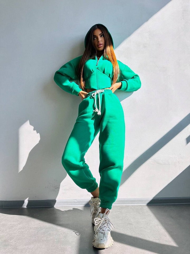 Damen Sportoutfit mit trendiger cropped Jacke und modischen Jogginghosen Drune