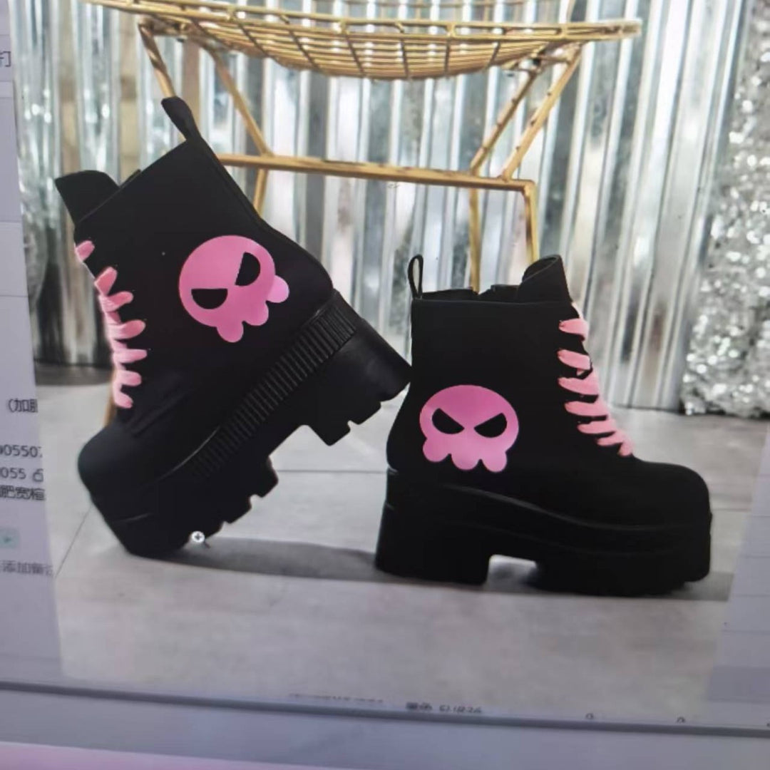 Damen nan knöchelhohe Plateau-Boots im Punk- und Gothic-Style mit überhöhter Profilsohle und markanter Totenkopf-Applikation Drune