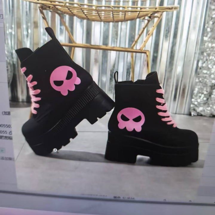 Damen nan knöchelhohe Plateau-Boots im Punk- und Gothic-Style mit überhöhter Profilsohle und markanter Totenkopf-Applikation Drune
