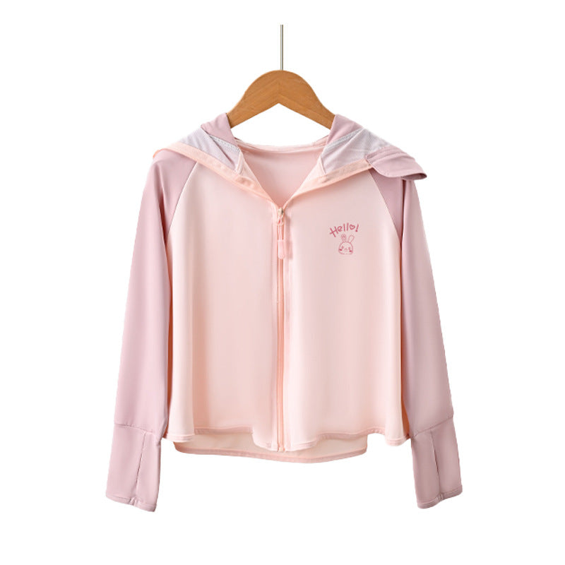 Damen leichte Sportjacke mit Kapuze und dezentem Motiv Drune