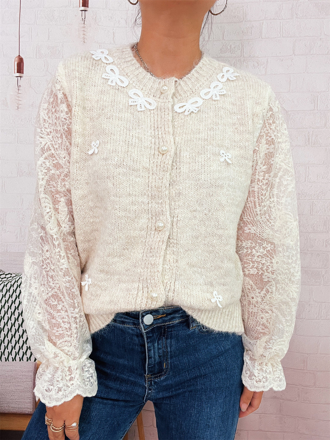 Damen Strickjacke mit romantischen Spitzendetails und eleganten Knopfverschlüssen Drune