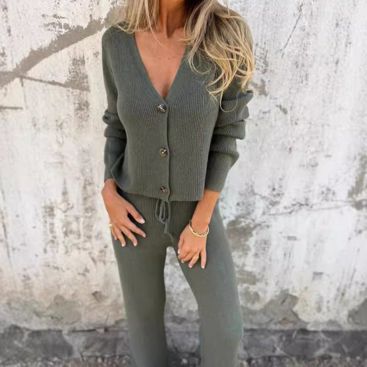 Damen Strickanzug mit tiefem V-Ausschnitt und eleganten Knopfdetails Drune