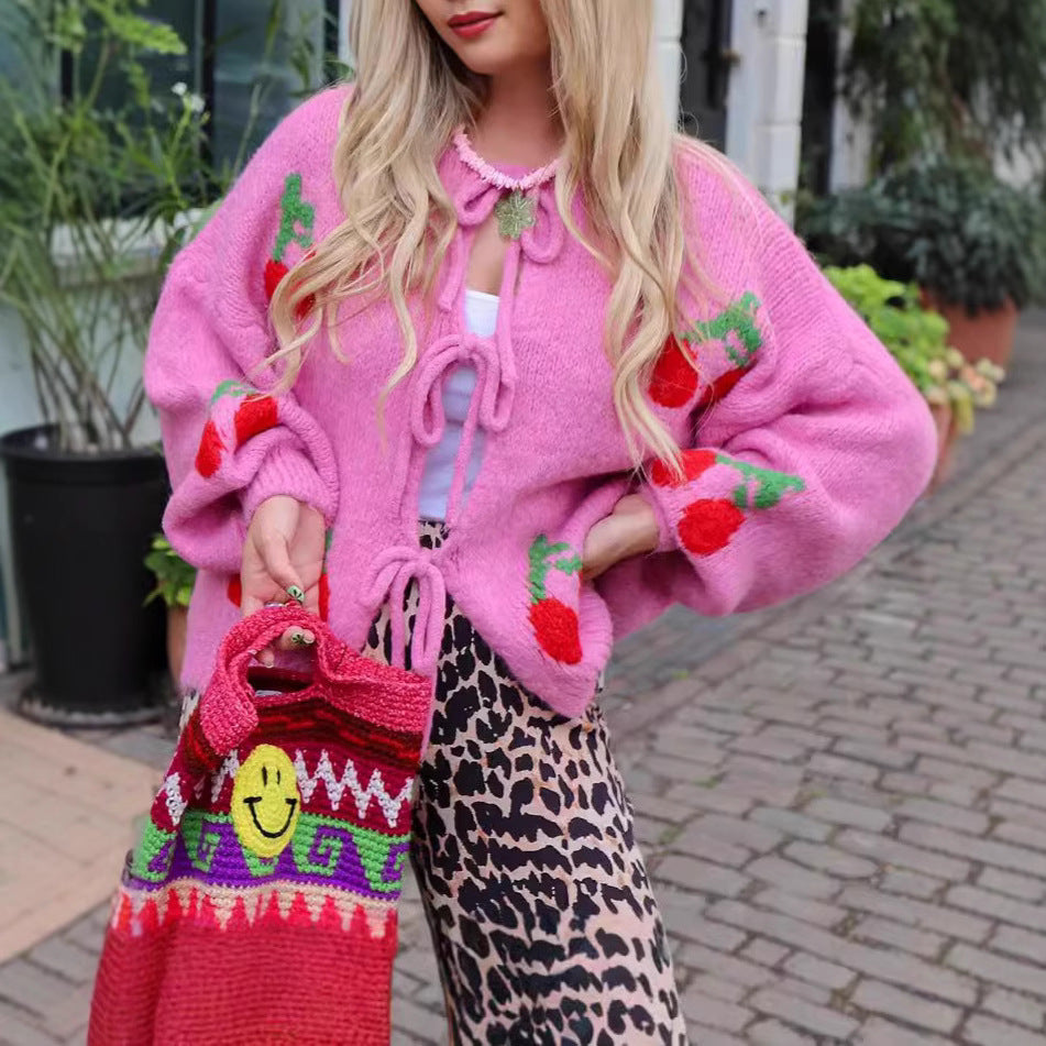 Damen Strickjacke mit verspieltem Kirschmotiv und Taillierung Drune