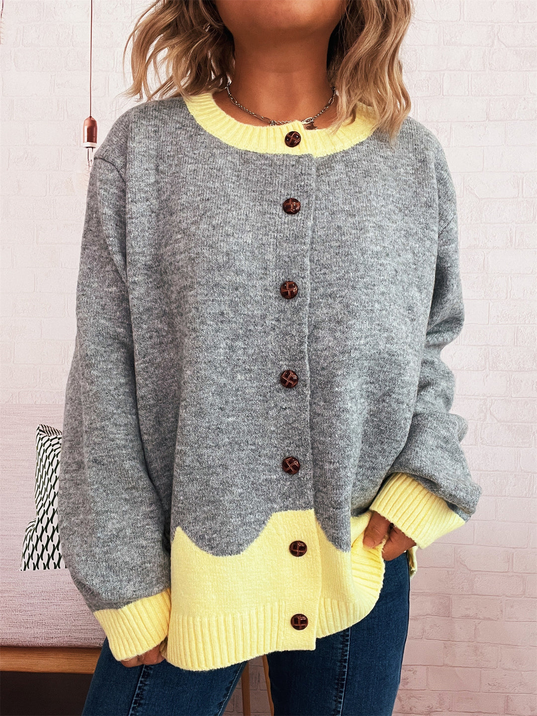 Damen kuschelige Strickjacke mit kontrastierenden Bündchen und Knopfdetails Drune