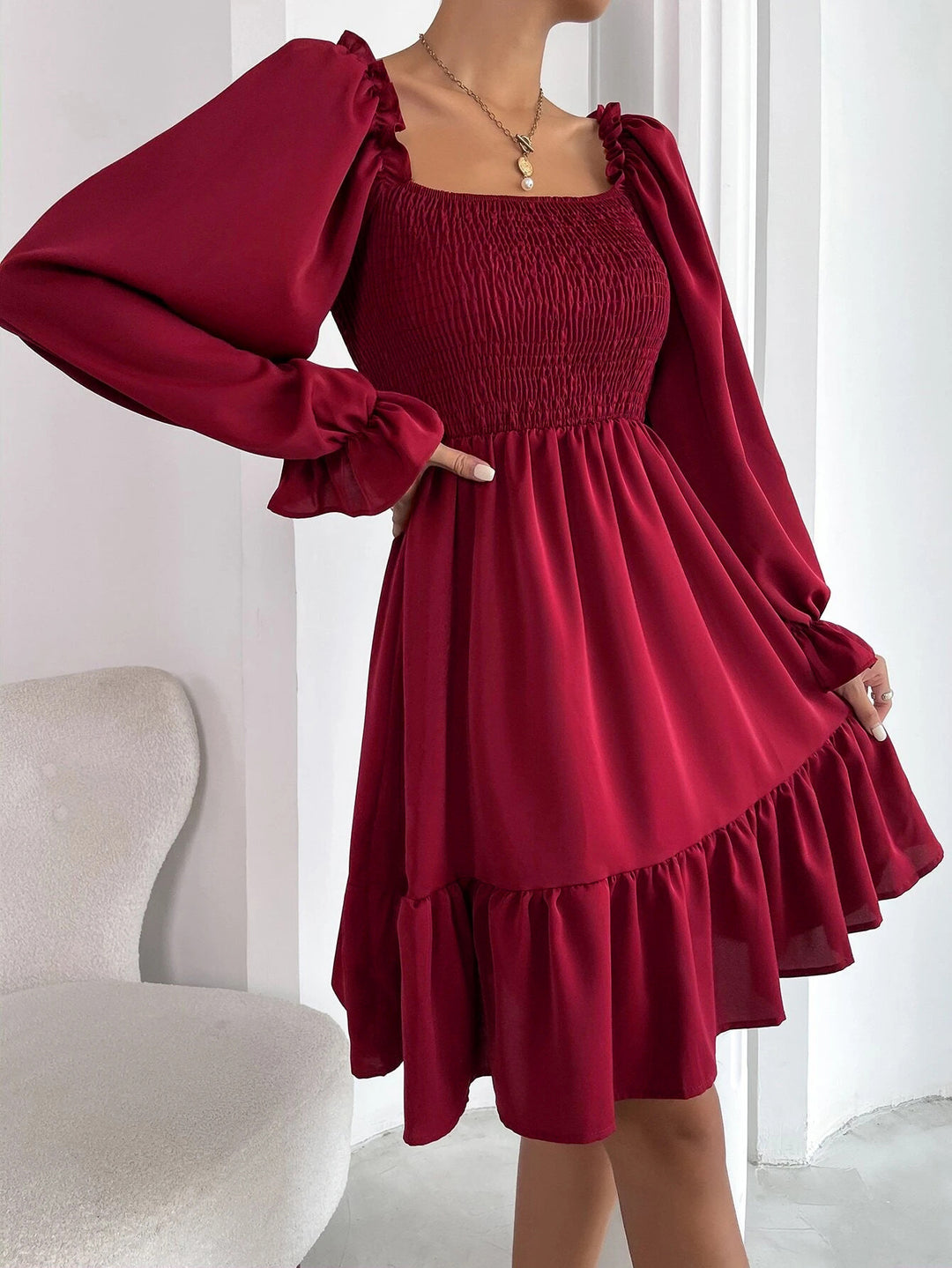 Drune | Paralleles Krepp genähtes Kleid mit Rüschensaum