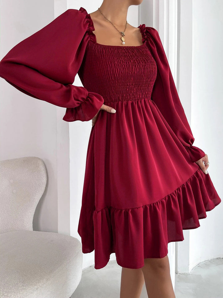 Drune | Paralleles Krepp genähtes Kleid mit Rüschensaum