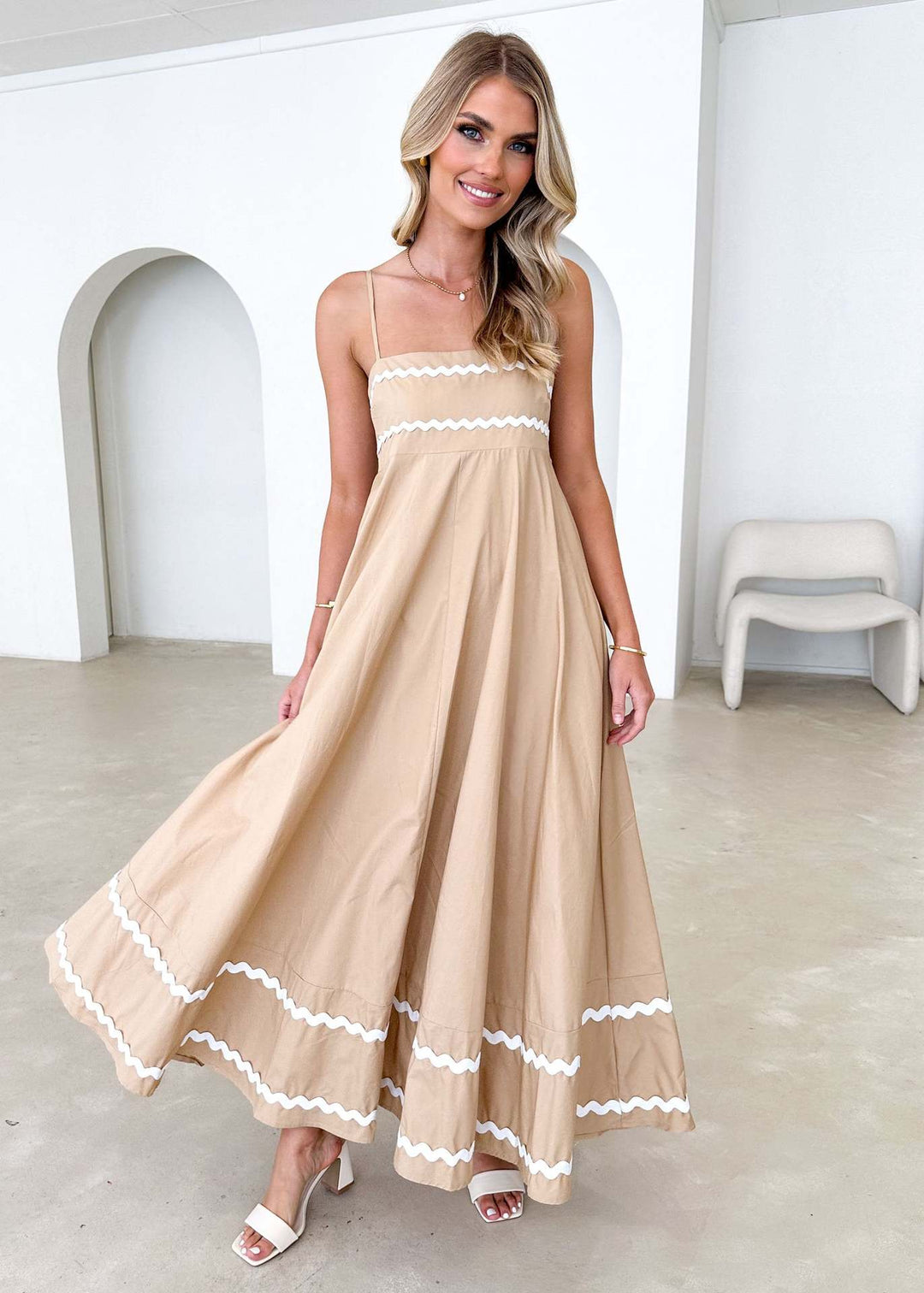 Damen luftiges Langkleid mit zarten Rüschendetails und verstellbaren Spaghettiträgern Drune
