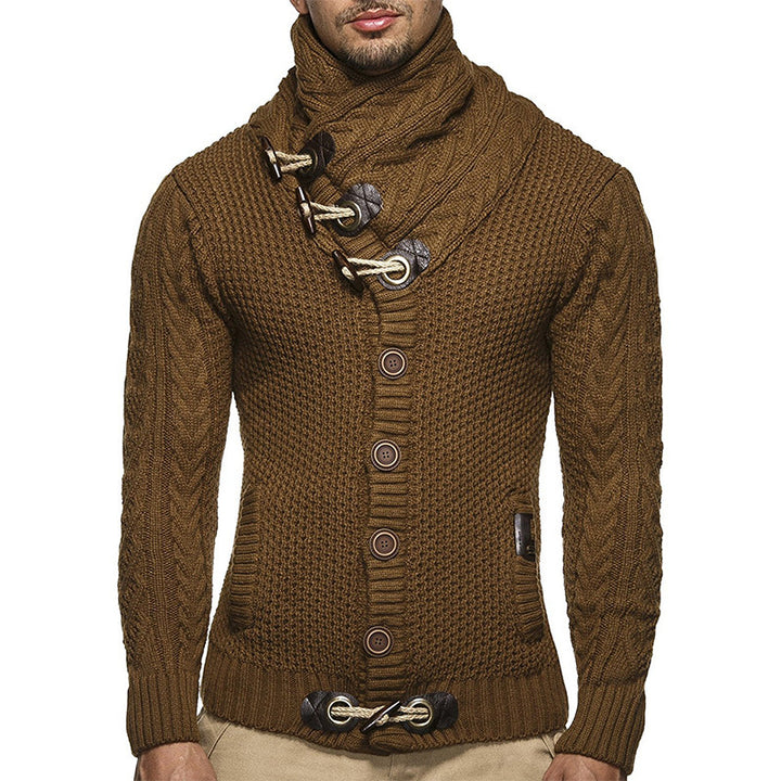 Herren nan Strickcardigan mit hohem Schalkragen, Zopfmuster und Knebelverschlüssen Drune