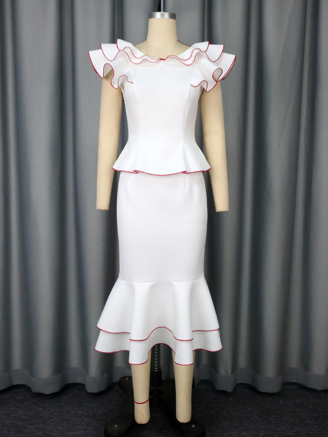 Damen figurbetontes Kleid mit voluminösem Rüschensaum und farbigem Akzent Drune