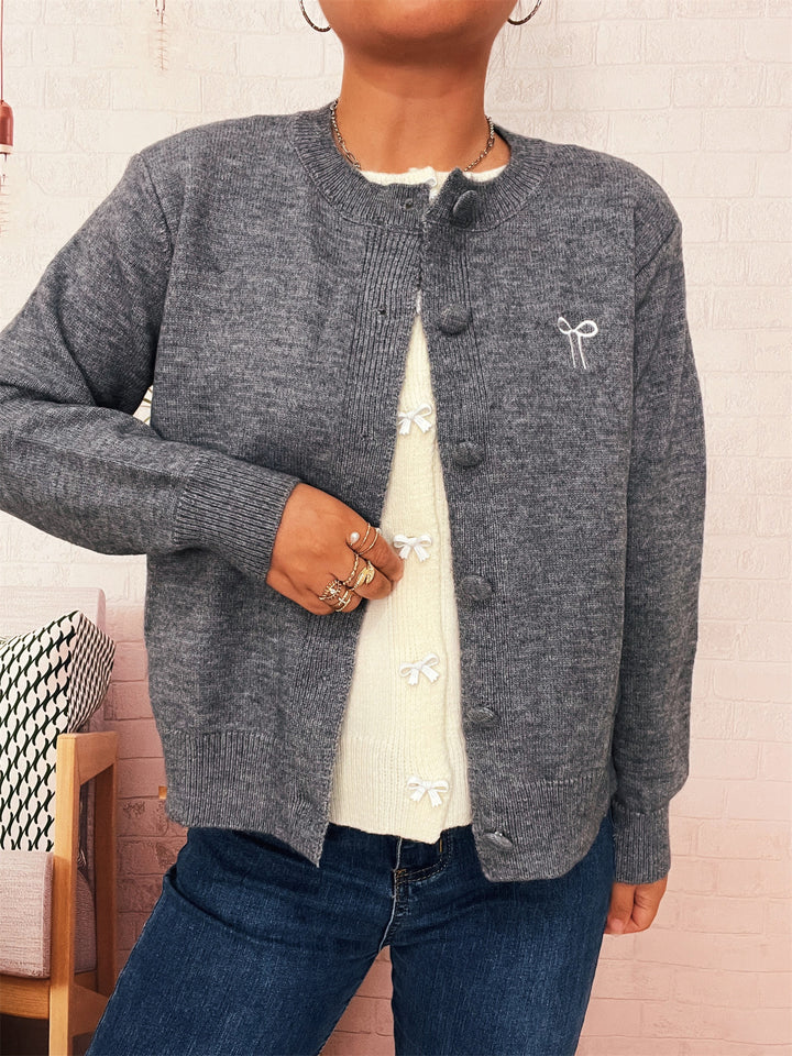 Damen Strickjacke mit verspielten Knopfdetails und feiner Struktur Drune