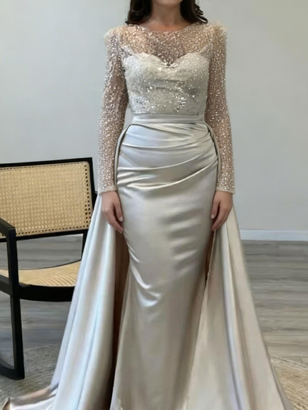Damen Abendkleid mit funkelndem Paillettenoberteil und elegantem Satinrock Drune