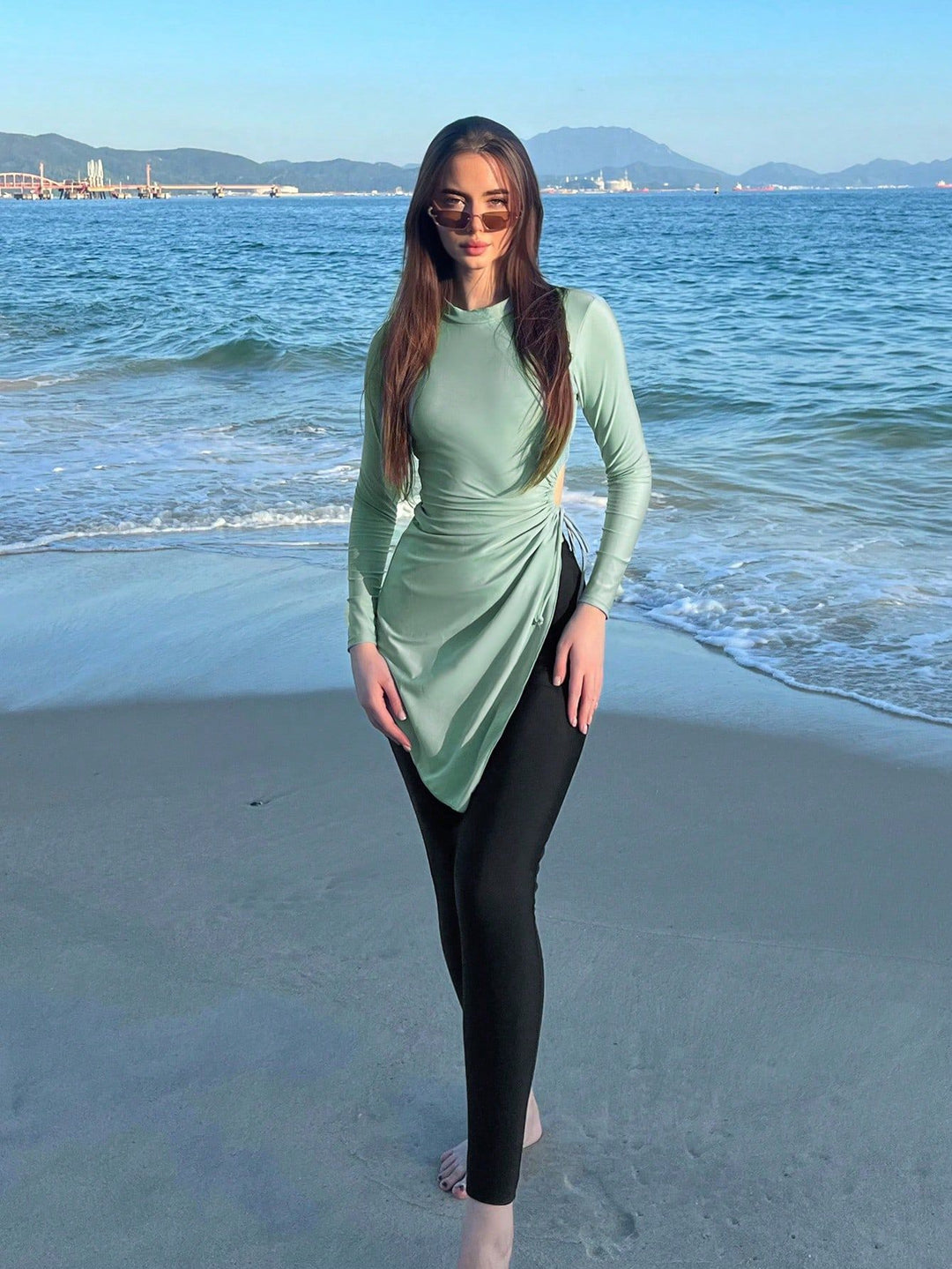 Damen modisches Strandoutfit mit längerem Oberteil Drune