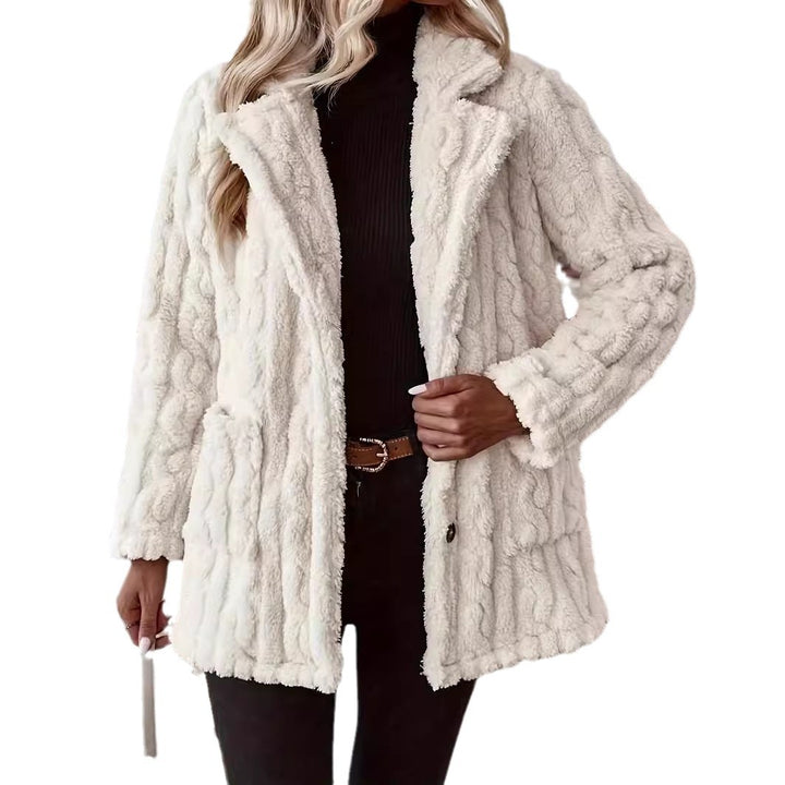 Damen Plüschjacke mit elegantem Zopfmuster und dekorativen Knopfdetails Drune