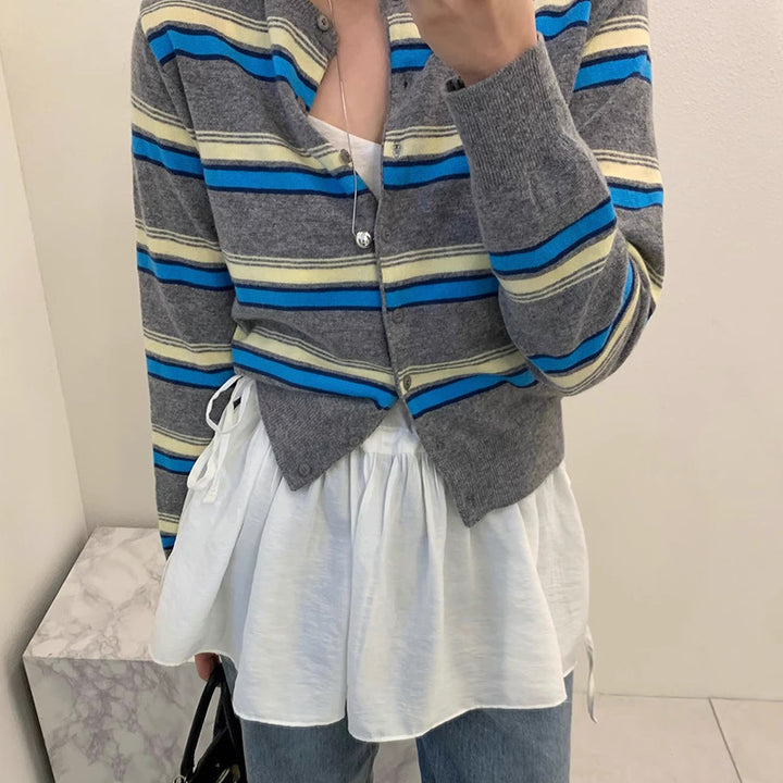 Damen sportliche Strickjacke mit modischem Streifenmuster und verspielten Knöpfen Drune