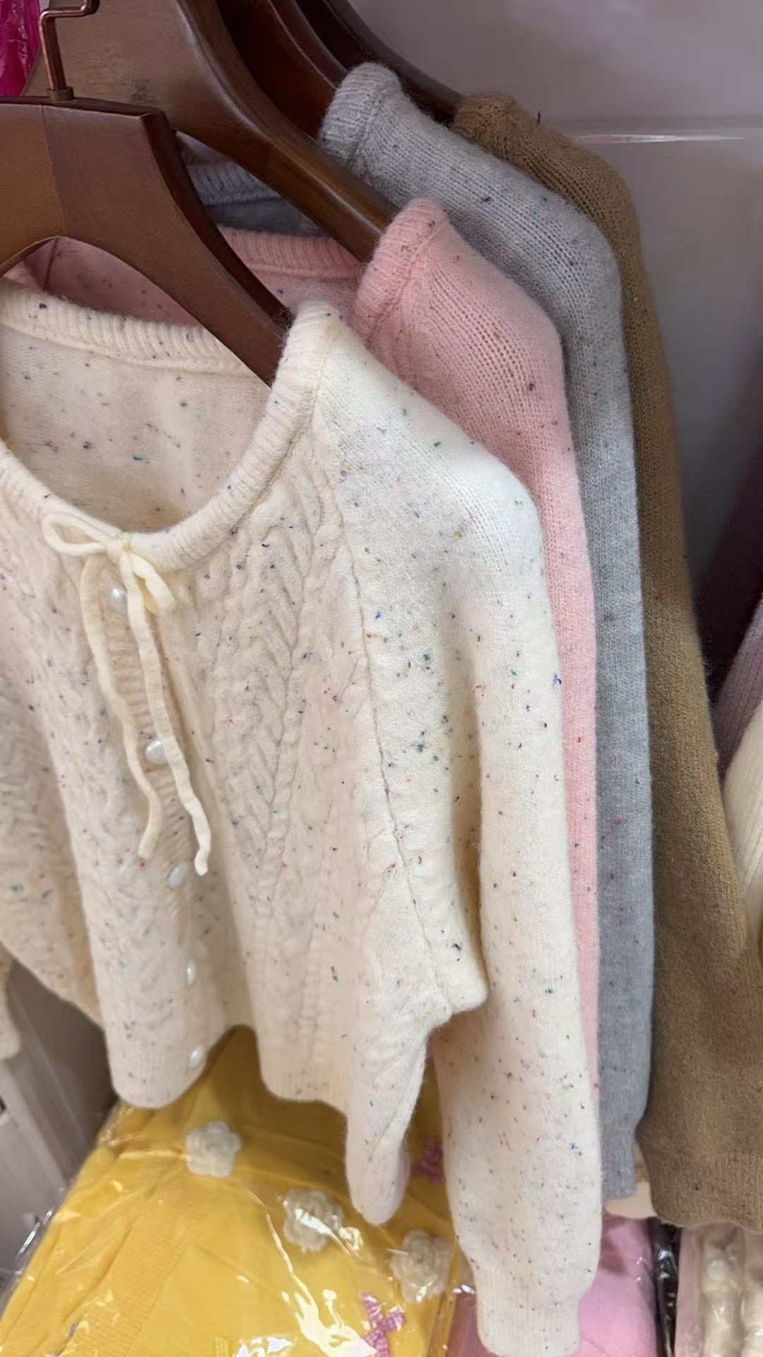 Damen Grobstrickjacke mit eleganten Perlenknöpfen und strukturiertem Design Drune
