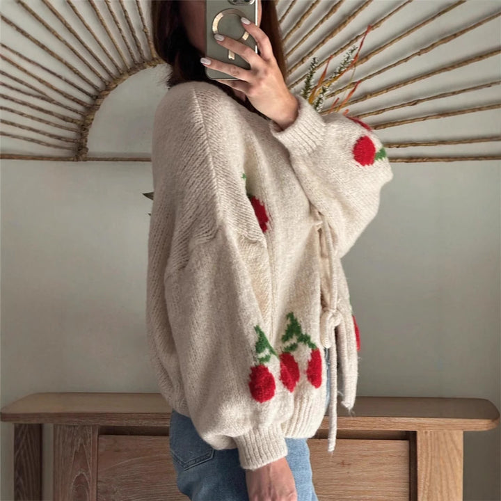Damen Strickjacke mit verspieltem Kirschmotiv und dekorativen Schleifen Drune
