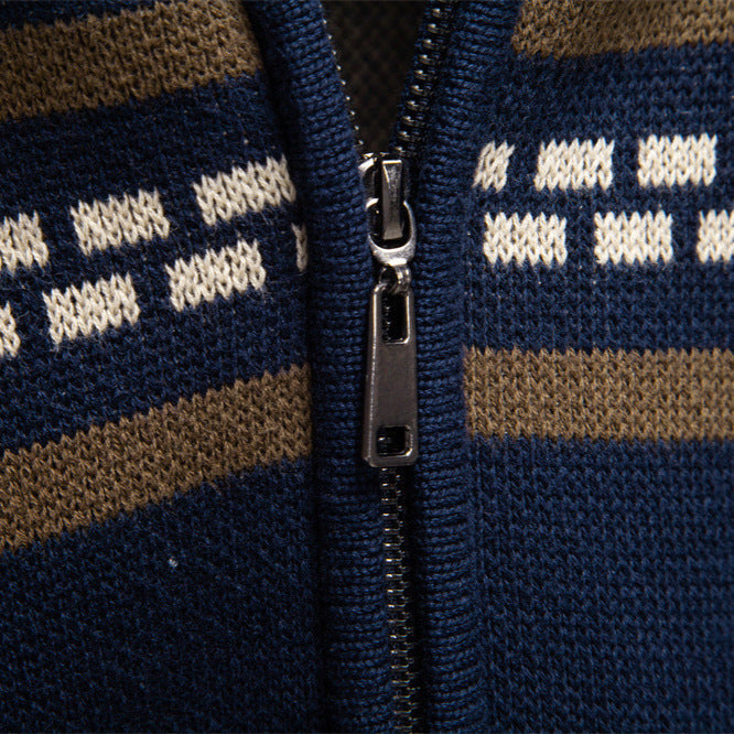 Herren nan Strickjacke mit durchgehendem Reißverschluss, Stehkragen und nordisch-geometrischem Intarsienmuster Drune