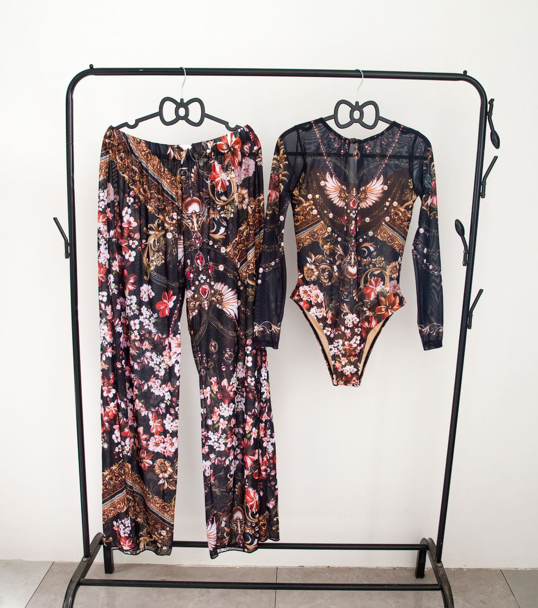 Damen modisches Badeoutfit mit langärmeligen Oberteil und lässigen Pants Drune