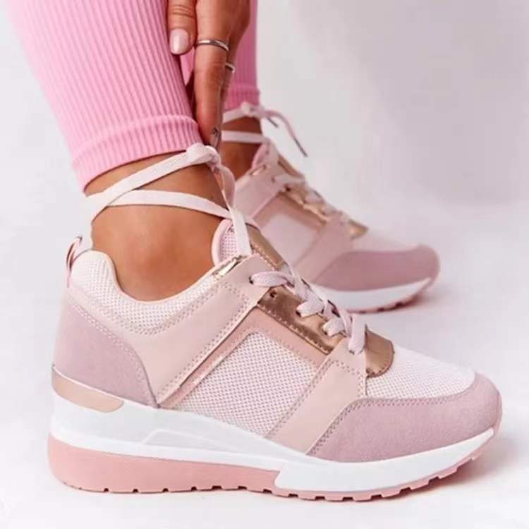 Damen Keil-Sneaker mit perforiertem Obermaterial, gepolstertem Komfortkragen und reflektierenden Metalldetails Drune