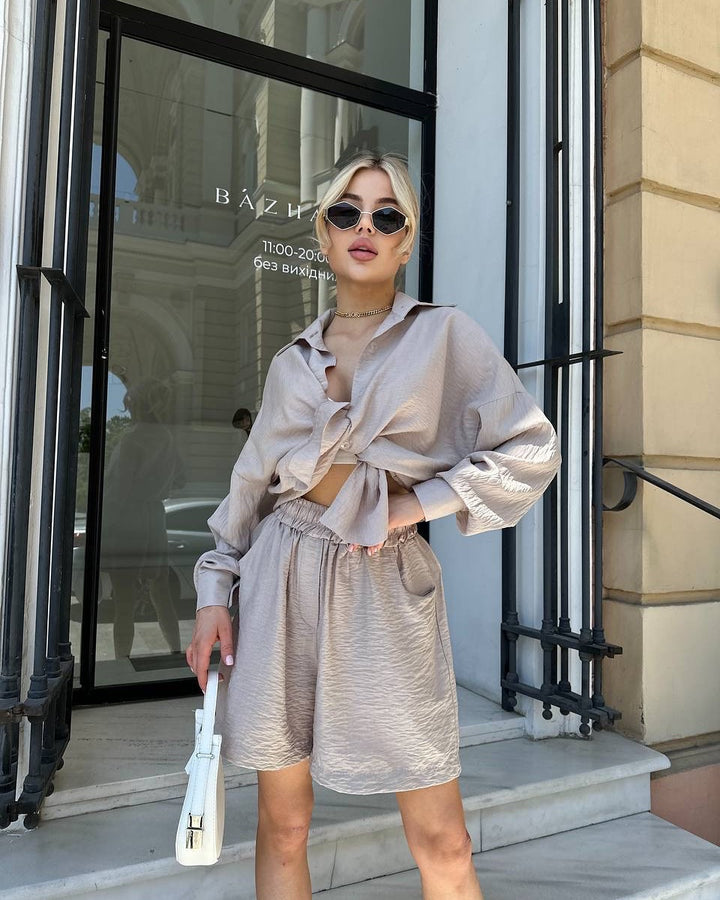 Damen lässiges Outfit mit lockerem Hemd und Shorts Drune