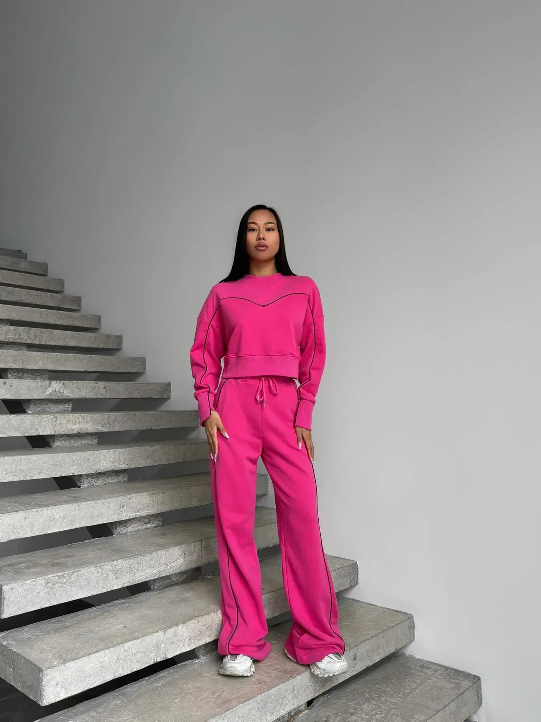 Damen lässiges Sportoutfit mit weitem Schnitt und kontrastiven Details Drune
