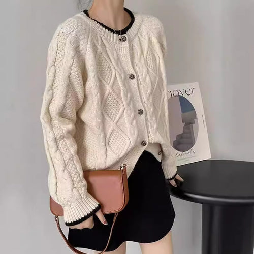 Damen Grobstrickjacke mit Zopfmuster und dekorativen Knöpfen Drune