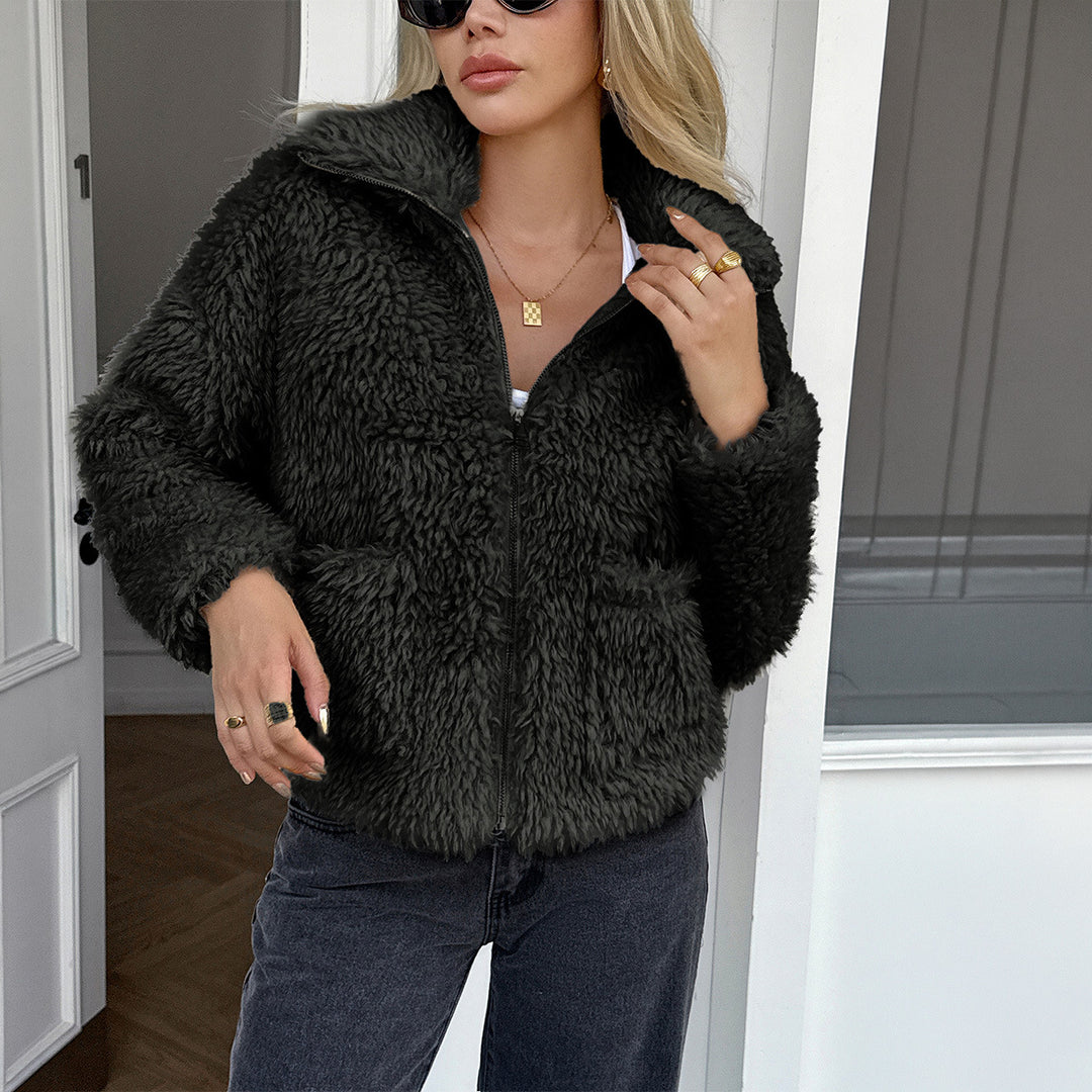 Damen nan Teddyjacke mit Reißverschluss, hochgeschlossenem Kragen, aufgesetzten Taschen und kurzer Passform Drune