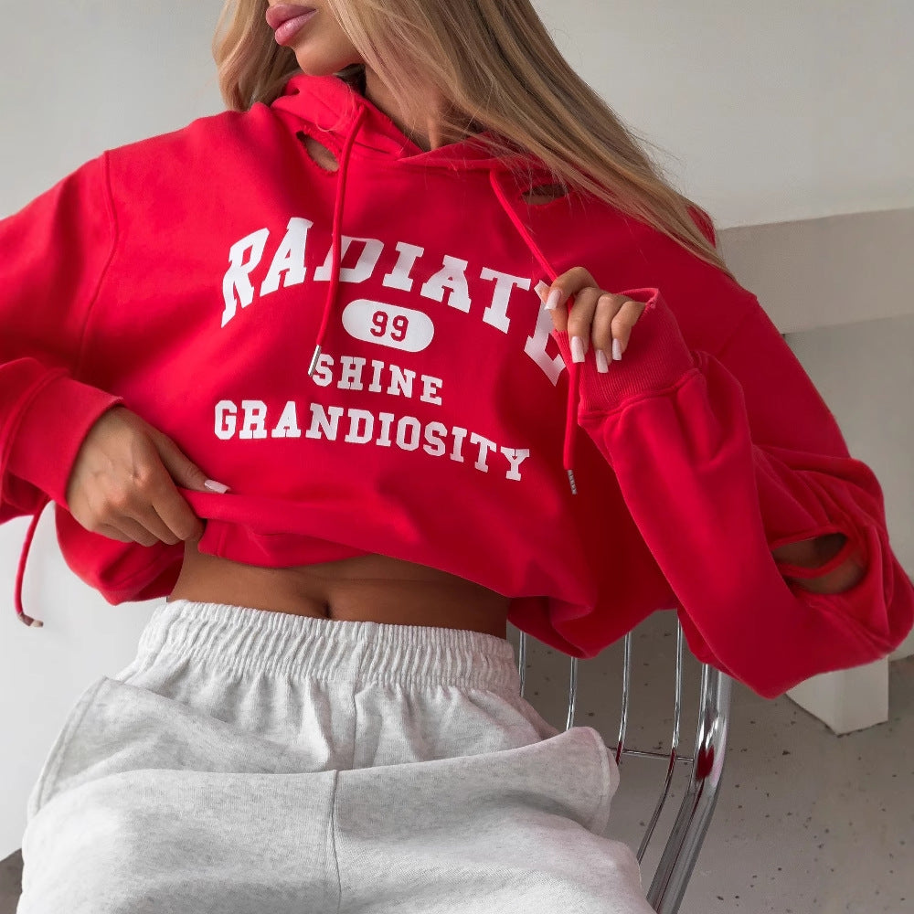 Damen cropped Kapuzenpullover mit kreativen Schnittdetails und großer Schriftzug Drune