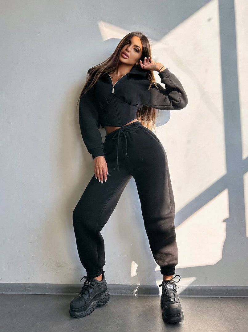 Damen Sportoutfit mit trendiger cropped Jacke und modischen Jogginghosen Drune