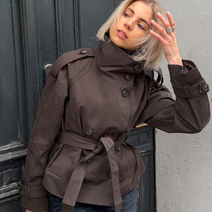 Damen nan kurztaillierte Trenchjacke mit hohem Stehkragen, doppeltreihiger Knopfleiste und taillierbarem Bindegürtel Drune