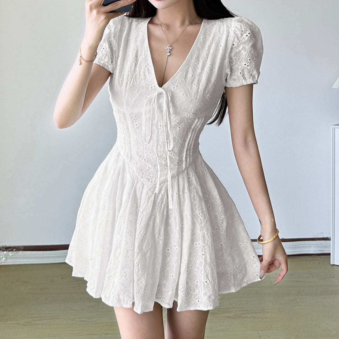 Damen Kurzärmeliges Sommerkleid mit raffinierten Rüschendetails und Bindeband Drune