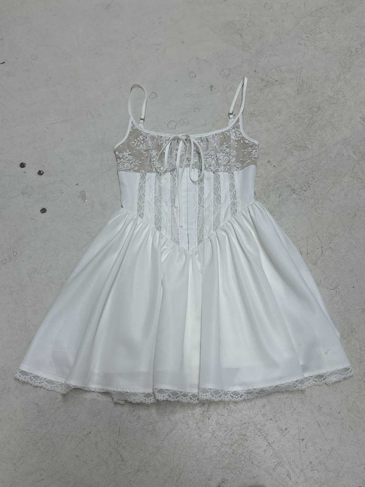 Damen Spitzenkleid mit tailliertem Schnitt und Rüschendetails Drune