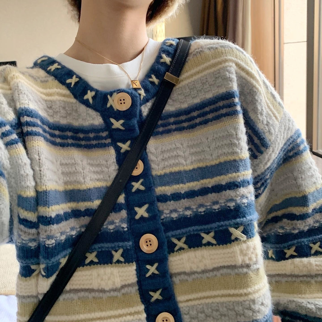 Damen Strickjacke mit buntem Streifenmuster und dekorativen Knöpfen Drune