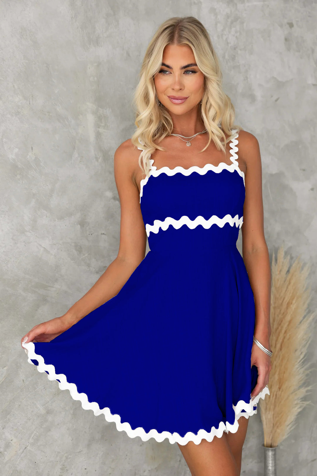 Damen Freizeitkleid mit voluminösen Rüschen und dekorativem Wellensaum Drune