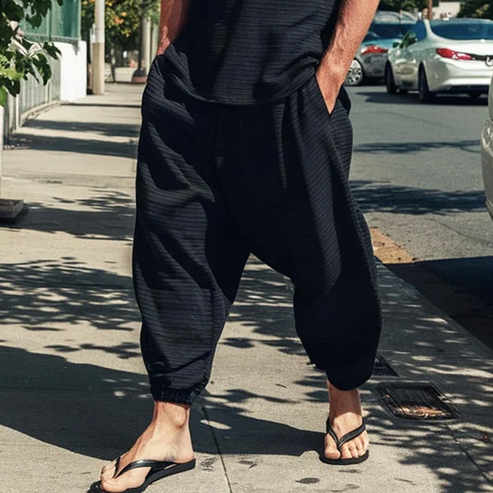 Herren lässiges Sommer-Outfit mit luftiger Weste und weiten Hosen Drune