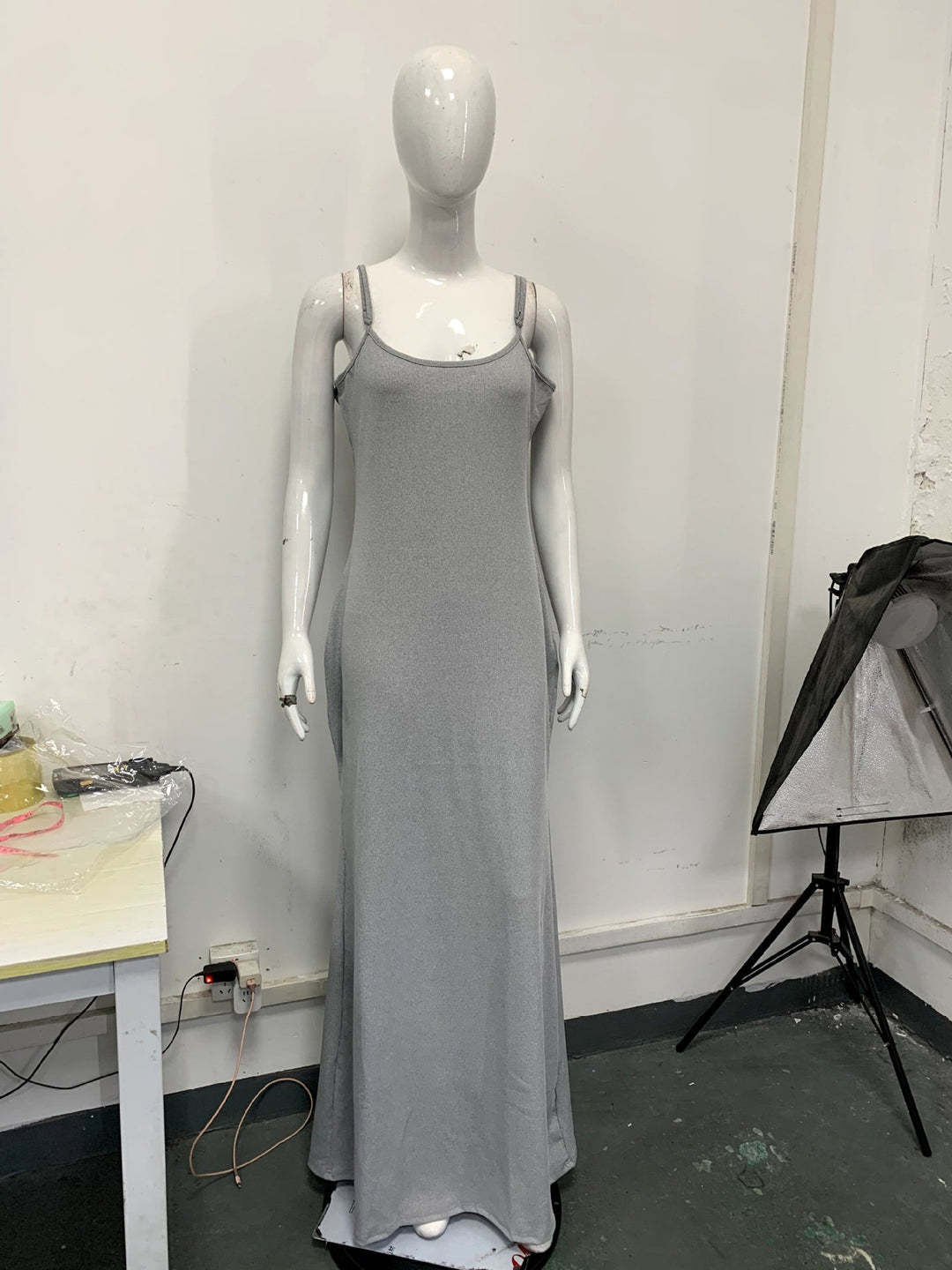 Damen Langes Kleid mit schmalen Spaghettiträgern und figurschmeichelndem Schnitt Drune