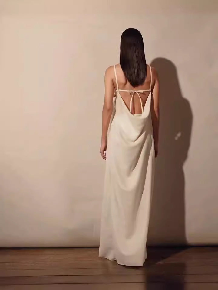 Drune | Maxikleid mit V-Ausschnitt und Hohem Blumen-Schlitz