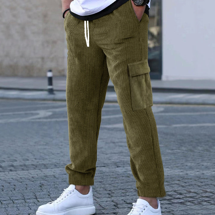 Herren nan konisch zulaufende Cord-Jogginghose mit elastischem Tunnelzugbund und aufgesetzten Klappentaschen Drune