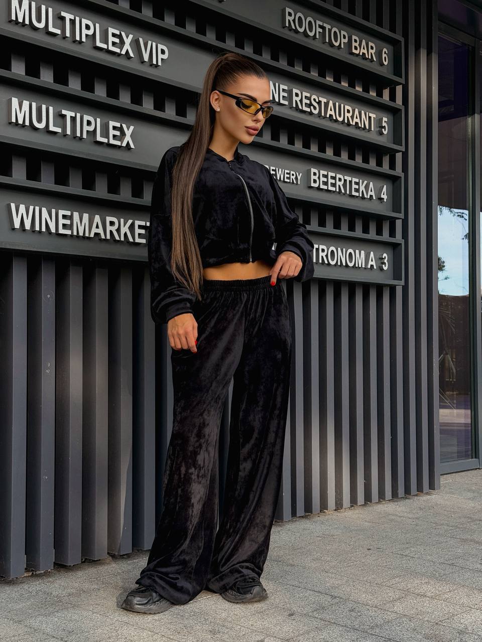 Damen sportliches Set mit cropped Jacke und weiten Hosen Drune