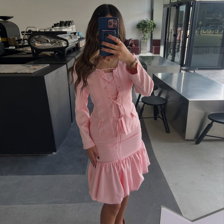 Damen Kleid mit Schnürung und Rüschensaum Drune