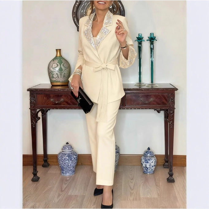 Damen Eleganter Gürtelanzug mit schimmerndem Revers Drune
