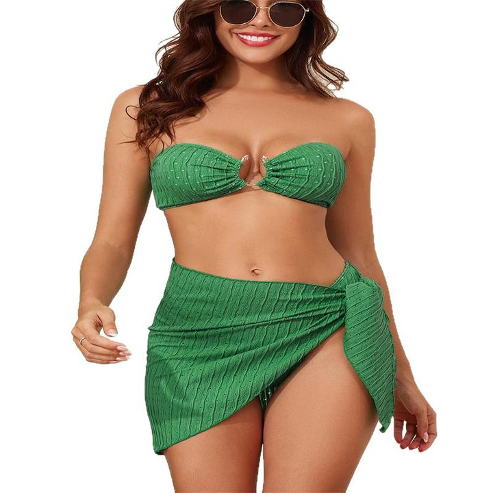 Damen Bandeau-Bikini mit elegantem Wickelrock und stylischem Schmuckdetail Drune