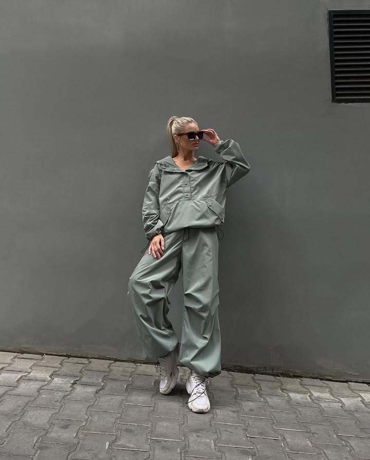 Damen leichte Windjacke im Oversized Schnitt mit Kordelzug und Druckknopfdetails Drune