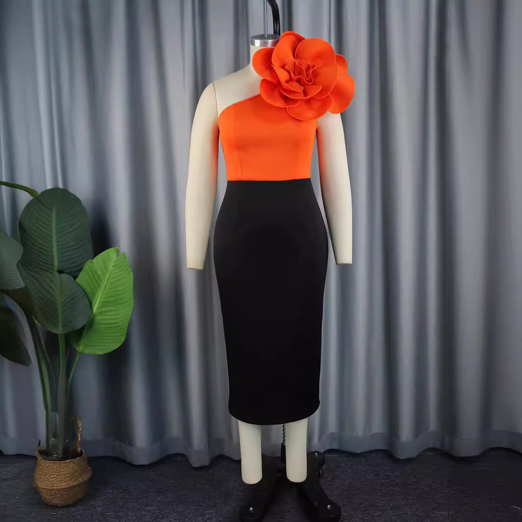 Damen figurbetontes Kleid mit asymmetrischem Blumenakzent Drune