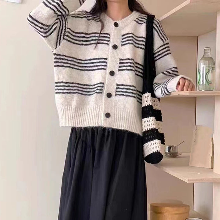 Damen modische Strickjacke mit feiner Streifenstruktur und dekorativen Knöpfen Drune